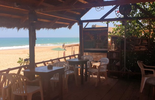Toubab Dialao Appartement | Pieds dans l'eau : Grand studio avec 2 lits double et terrasse devant l'océan