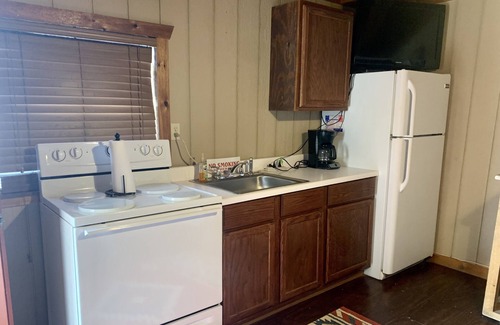 Carrizo Springs Cabine | Pilon cabin. Comfortable quiet cabin 8 miles outside Carrizo Springs