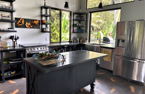 Langostino Maison | Pilon de Pavones Plush Hideaway