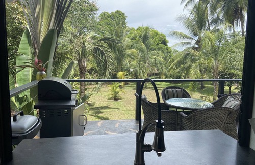 Langostino Maison | Pilon de Pavones Plush Hideaway