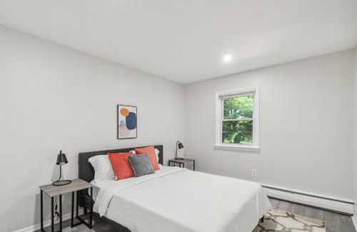 Newark Appartement | Pine Brook 808 I Your Newark Retreat I Pool & Gym
