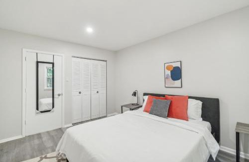 Newark Appartement | Pine Brook 808 I Your Newark Retreat I Pool & Gym