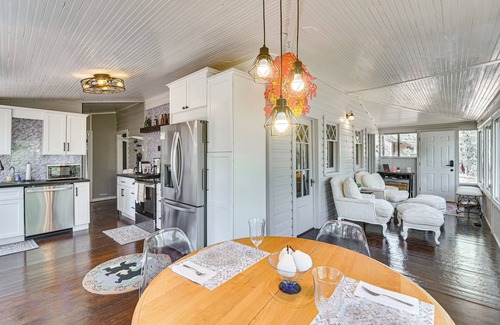Pine Cabine | Pine 'Chateau Guest Cabin' w/ Mtn Views & Sauna!
