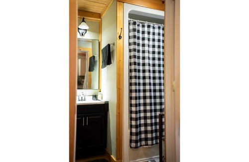 Alder Creek Cabine | Pine Cone Cabin, Amazing Hiking Trails Close By!