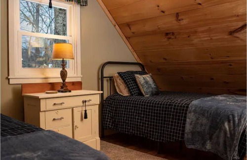 Alder Creek Cabine | Pine Cone Cabin, Amazing Hiking Trails Close By!