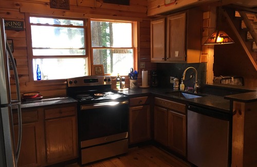 Brantingham Cottage | Pine Cone Point, charmant camp ADK, 180 'au bord du lac sur le lac Brantingham vierge