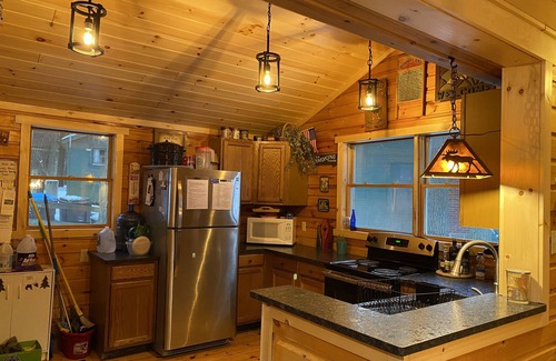 Brantingham Cottage | Pine Cone Point, charmant camp ADK, 180 'au bord du lac sur le lac Brantingham vierge