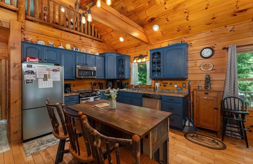 Old Fort Cabine | Pine Creek Cabin | Pet-Friendly Creekside Oasis with Hot Tub & Fire Pit!