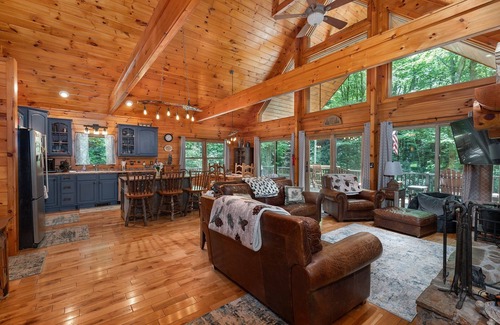 Old Fort Cabine | Pine Creek Cabin | Pet-Friendly Creekside Oasis with Hot Tub & Fire Pit!