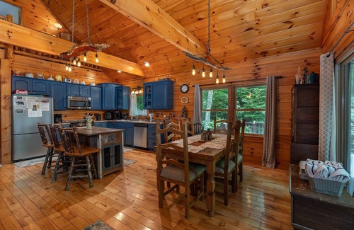 Old Fort Cabine | Pine Creek Cabin | Pet-Friendly Creekside Oasis with Hot Tub & Fire Pit!