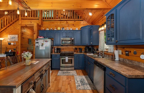 Old Fort Cabine | Pine Creek Cabin | Pet-Friendly Creekside Oasis with Hot Tub & Fire Pit!