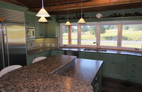 Ridgway Maison | Pine Grove Estate: Beautiful Log home on 40 acres with fantastic Mountain Views
