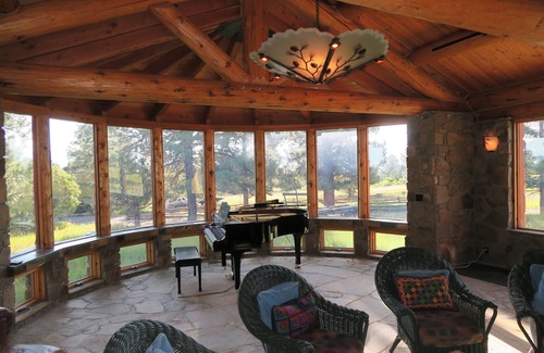 Ridgway Maison | Pine Grove Estate: Beautiful Log home on 40 acres with fantastic Mountain Views