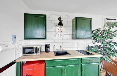 Pine Grove Appartement | Pine Grove Scenic View: Unforgettable Love Getaway