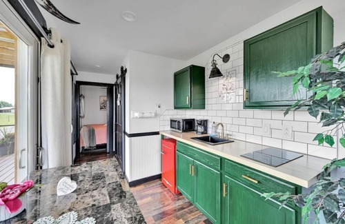 Pine Grove Appartement | Pine Grove Scenic View: Unforgettable Love Getaway