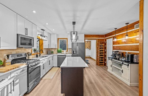 Duncannon Cabine | Pine Hollow Lodge. Secluded-Hot tub-Game Room. 16+