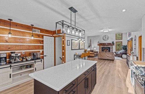 Duncannon Cabine | Pine Hollow Lodge. Secluded-Hot tub-Game Room. 16+