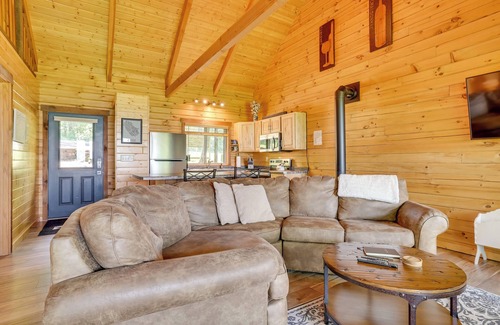 Mindoro Cabine | 'Pine Knob' Cabin w/Bluff Views in Mindoro!