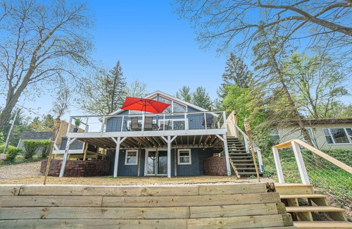 Plainwell Maison | Pine Lake Overlook- Lakeside house, hot tub w/ a view! Pontoon rental options!