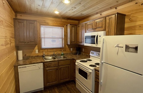 Van Buren Cabine | Pine Perfect Cabin on the edge of town only 1/2 mile from Current River!