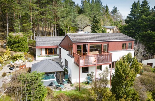 Boat of Garten Maison | Pine Ridge Lodge - a lodge that sleeps 8 guests in 4 bedrooms