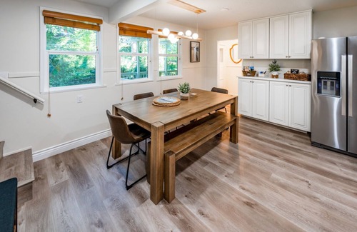 Crestline Cabine | Pine Tree Hideaway with flat property/parking