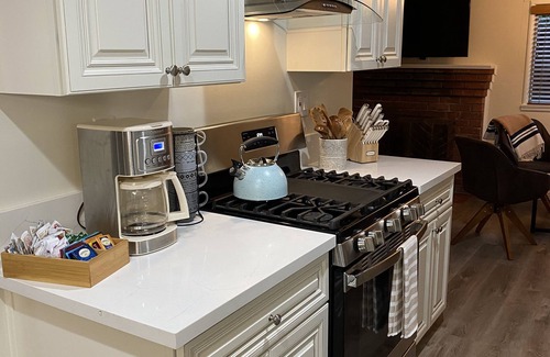 Crestline Cabine | Pine Tree Hideaway with flat property/parking