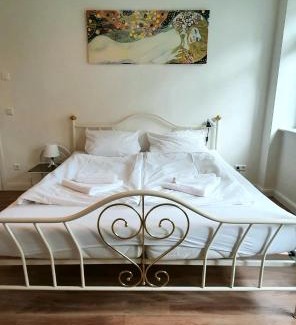 Buhlau/Weier Hirsch Appartement | Pineapple Apartments Dresdner Heide mit Garten