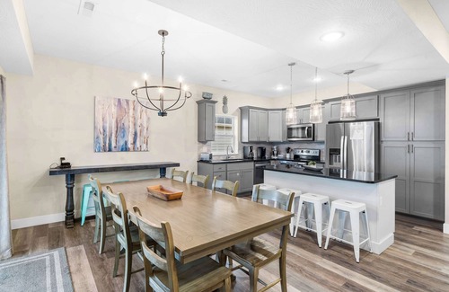 Hollister Maison | Pineapple Bungalow - 14ppl