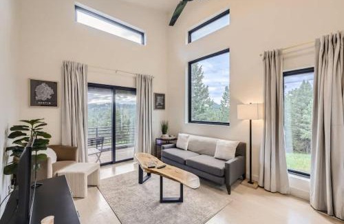 Evergreen Meadows Maison | Pinebox at Evergreen Modern 20Acres -Serene-Creek