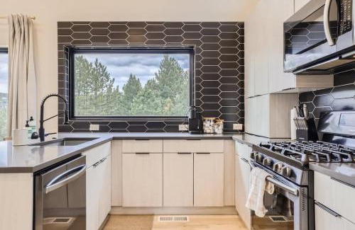 Evergreen Meadows Maison | Pinebox at Evergreen Modern 20Acres -Serene-Creek