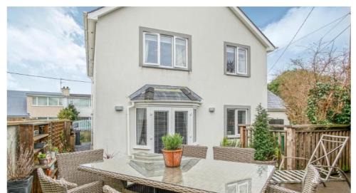 Rhoscolyn Maison | Pinecones