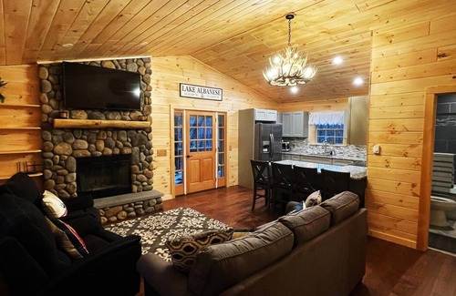 West Oneonta Cabine | New Luxury Log Cabin Lakefront w/ Kayaks & Hot Tub