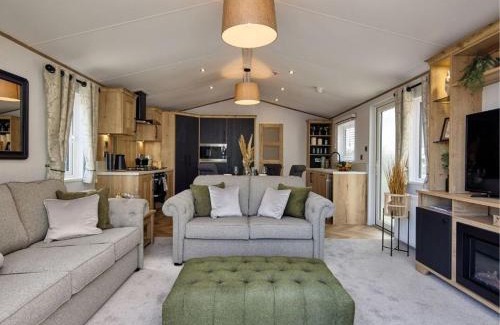 Wells-next-the-Sea Cabine | Pinewoods e-Lakeside Luxe - dog friendly