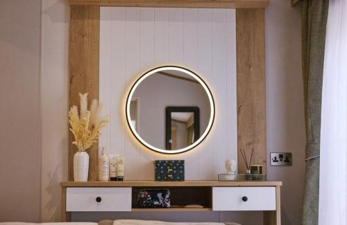 Wells-next-the-Sea Cabine | Pinewoods e-Lakeside Luxe - dog friendly