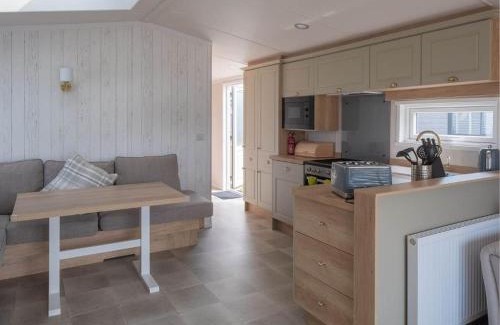 Wells-next-the-Sea Cabine | Pinewoods Lakeside Luxe no.2 - no dogs