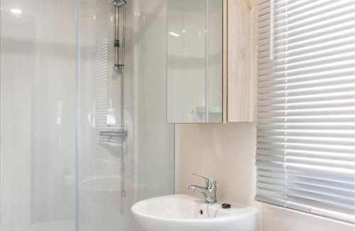 Wells-next-the-Sea Cabine | Pinewoods Park Compact sleeps 6 – dog friendly