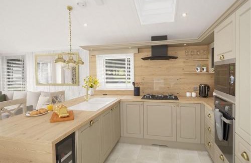 Wells-next-the-Sea Cabine | Pinewoods Saltmarsh Lodge sleeps 6 – no.1