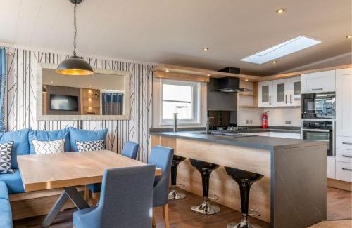 Wells-next-the-Sea Cabine | Pinewoods Saltmarsh Lodge no.3 sleeps 7 – no dogs
