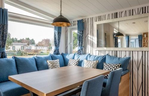 Wells-next-the-Sea Cabine | Pinewoods Saltmarsh Lodge sleeps 7 – no.2