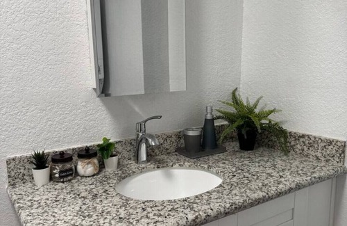 Greater Heights Appartement | Pink 1BHK, 5 miles from Downtown + Free Parking