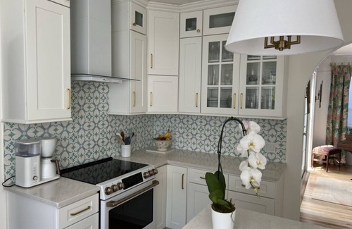 Old Northwood Maison | Pink Palm Beach Villa w/ 2 separate cottages