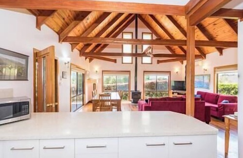 Possum Brush Maison | Pioneer cottage with panoramic valley views.