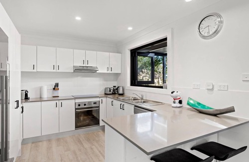 Culburra Beach Maison | Pipers Spot - Pet Friendly - Fireplace with Swimming Pool