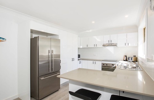 Culburra Beach Maison | Pipers Spot - Pet Friendly - Fireplace with Swimming Pool