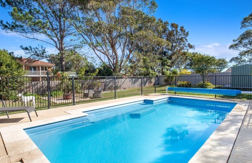 Culburra Beach Maison | Pipers Spot - Pet Friendly - Fireplace with Swimming Pool