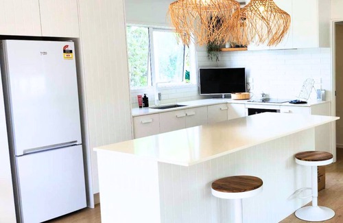 Papamoa Beach Maison | Pipis' Beach House, Papamoa beach, 5 minute walk to the sea. Pet friendly.