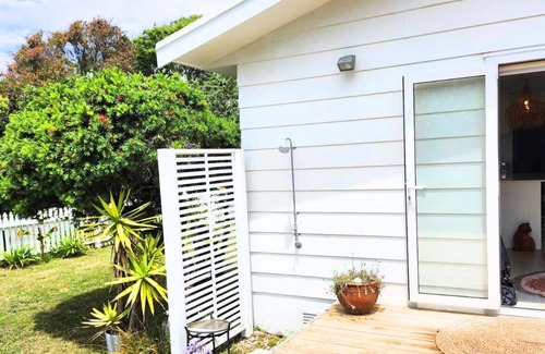 Papamoa Beach Maison | Pipis' Beach House, Papamoa beach, 5 minute walk to the sea. Pet friendly.