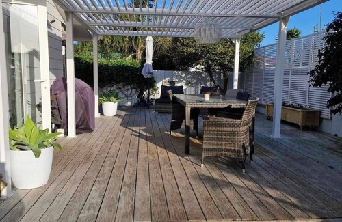 Papamoa Beach Maison | Pipis' Beach House, Papamoa beach, 5 minute walk to the sea. Pet friendly.