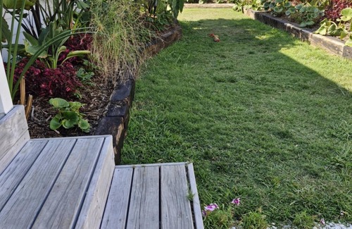 Papamoa Beach Maison | Pipis' Beach House, Papamoa beach, 5 minute walk to the sea. Pet friendly.